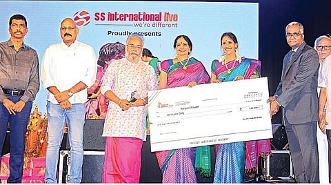 விருது வழங்கும் விழாவில் (இடமிருந்து) எஸ்.எஸ்.இன்டர்நேஷனல் லைவ் இயக்குநர்கள் ராஜேந்திரன், முரளிதரன், இளங்கோ குமணன், ரஞ்சனி - காயத்ரி, சவுத் இண்டியன் வங்கி நிர்வாக இயக்குநர் முரளிராமகிருஷ்ணன், மாண்டலின் னிவாஸின் தந்தை யூ.சத்யநாராயணா, ஹரிக்ருஷ்ணா, சங்கரநாராயணன், கிளீவ்லேண்ட் சுந்தரம். படம்: பு.க.பிரவீன்