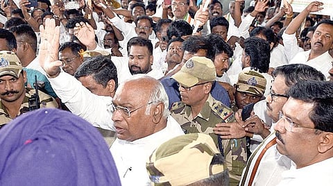 சென்னைக்கு வந்த காங்கிரஸ் தலைவர் மல்லிகார்ஜுன கார்கேவை விமான நிலையத்தில் வரவேற்ற காங்கிரஸார்.படம்: எம்.முத்துகணேஷ்