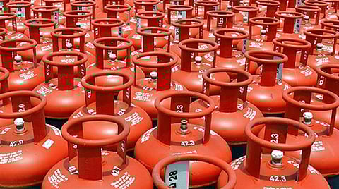 சமையல் காஸ் சிலிண்டர் விலை ரூ.50 உயர்வு: பொதுமக்கள் கவலை; அரசியல் கட்சித் தலைவர்கள் கண்டனம்