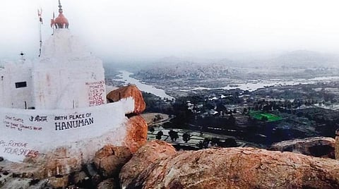 பக்தர்களை நோக்கி தவமிருக்கும் ஹனுமன்!