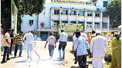 திரிபுரா, நாகாலாந்து மாநில தேர்தல்களில் பாரதிய ஜனதா கட்சி வெற்றி பெற்றதை, சென்னை தி.நகரில் உள்ள கமலாலயத்தில் பாஜக நிர்வாகிகள், தொண்டர்கள் பட்டாசு வெடித்து கொண்டாடினர்.