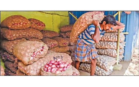 சேலம் பால் மார்க்கெட்டில் உள்ள ஒரு கடையில் விற்பனைக்காக குவித்து வைக்கப்பட்டுள்ள வெங்காய மூட்டைகள். படம்: எஸ்.குரு பிரசாத்