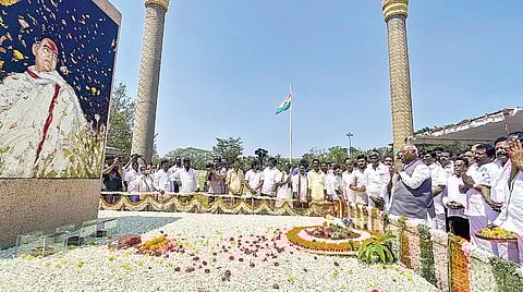 ஸ்ரீபெரும்புதூரில் உள்ள ராஜீவ்காந்தி நினைவிடத்தில், அகில இந்திய காங்கிரஸ் கமிட்டி தலைவர் மல்லிகார்ஜுன கார்கே நேற்று மலர்தூவி மரியாதை செலுத்தினார். அகில இந்திய செயலாளர் சிரிவெல்லபிரசாத், மாநில தலைவர் கே.எஸ்.அழகிரி, செல்வப்பெருந்தகை எம்.எல்.ஏ. மற்றும் கட்சி நிர்வாகிகள், தொண்டர்கள் உடனிருந்தனர்.படம் : பு.க.பிரவீன்