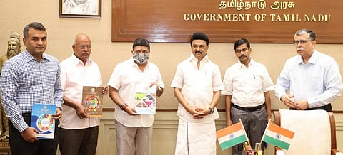 புத்தகத்தை வெளியிட்ட முதல்வர் மு.க.ஸ்டாலின்