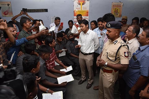 கோவை சிட்கோவில் உள்ள தொழிற்சாலைகளில் பணிபுரியும் வடமாநில தொழிலாளர்களின் அச்சத்தை போக்க அவர்களுடன் இன்று இந்தியில் கலந்துரையாடிய மாவட்ட ஆட்சியர் கிராந்திகுமார் பாடி. உடன், மாநகர காவல் ஆணையர் வி.பாலகிருஷ்ணன்.