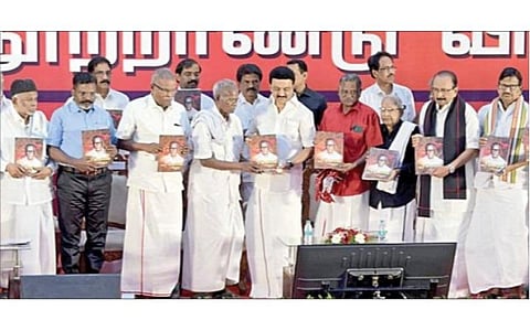 இந்திய கம்யூனிஸ்ட் கட்சியின் மூத்த தலைவர் மறைந்த ப.மாணிக்கத்தின் நூற்றாண்டு நிறைவு விழா, சென்னை கலைவாணர் அரங்கில் நேற்று நடைபெற்றது. விழாவில் நூற்றாண்டு மலரை இந்திய கம்யூனிஸ்ட் மூத்த தலைவர் இரா.நல்லகண்ணு வெளியிட முதல்வர் ஸ்டாலின் பெற்றுக்கொண்டார். கே.எஸ்.அழகிரி, கி.வீரமணி, வைகோ, காதர் மொய்தீன், முத்தரசன், கே.பாலகிருஷ்ணன், திருமாவளவன் உள்ளிட்ட கூட்டணி கட்சி தலைவர்கள் கலந்து கொண்டனர்.படம்: ம.பிரபு