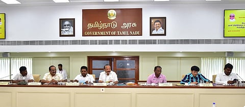 வேளாண்மை தனி நிதிநிலை அறிக்கை 2023-24 கருத்துக் கேட்புக் கூட்டம், வேளாண்மை - உழவர் நலத்துறை அமைச்சர் எம்.ஆர்.கே.பன்னீர்செல்வம் தலைமையில், சென்னை தலைமைச் செயலகத்தில் நேற்று நடைபெற்றது. அருகில் அமைச்சர்கள் அனிதா ஆர்.ராதாகிருஷ்ணன், அர.சக்கரபாணி, சா.மு.நாசர் உள்ளிட்டோர்.