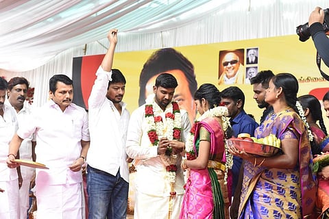 மணமக்களுக்கு திருமணம் நடத்தி வைத்த அமைச்சர் உதயநிதி ஸ்டாலின். | படங்கள் : ஜெ.மனோகரன்.