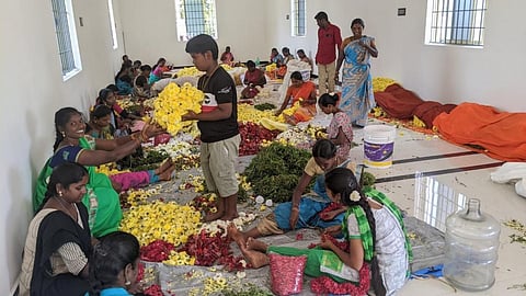 சோட்டணிக்கரை அம்மன் கோயில் விழாவிற்கு கொண்டுசெல்ல நிலக்கோட்டையில் பூக்களை மாலையாக தொடுக்கும் பணியில் ஈடுபட்ட பெண்கள்