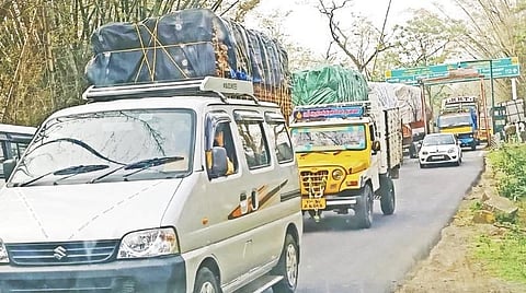 தமிழக – கர்நாடக எல்லையான காரப்பள்ளம் சோதனைச்சாவடியில் காலை நேரத்தில் ஏற்படும் போக்குவரத்து நெரிசல் (கோப்பு படம்)