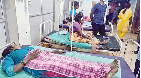 கடலூர் அருகே சிவனார்புரத்தில் பட்டாசு தொழிற்சாலையில் வெடி விபத்தில் காயமடைந்தவர்கள் கடலூர் அரசு மருத்துவமனையில் சிகிச்சைக்காக சேர்க்கப்பட்டனர்.