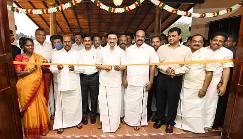 சிவகங்கை மாவட்டம் கொந்தகையில் கீழடி அருங்காட்சியகத்தை முதல்வர் ஸ்டாலின் நேற்று திறந்து வைத்தார். உடன் அமைச்சர்கள்.