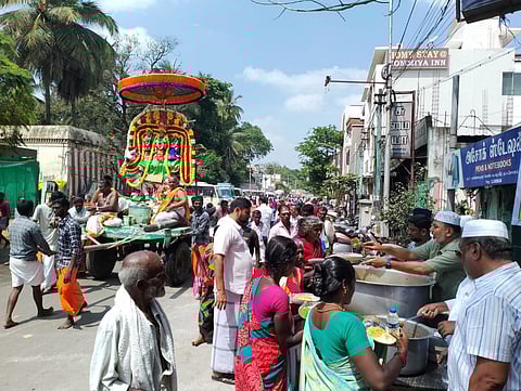 அன்னதானம் வழங்கிய இஸ்லாமிய அமைப்பினர்