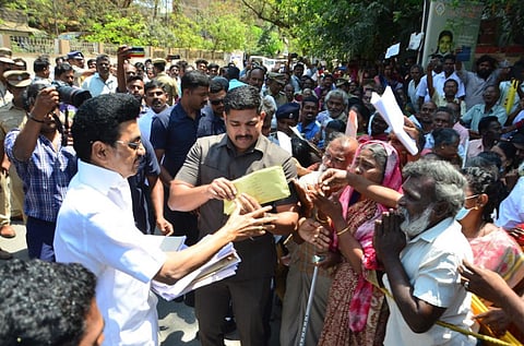 மனு கொடுக்கும்போது தடுமாறி கீழே விழுந்த முதியவர் - பதறிய முதல்வர் ஸ்டாலின்