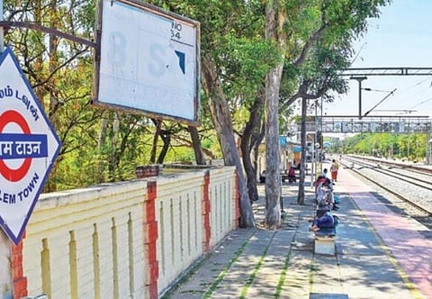 சேலம் டவுன் ரயில் நிலையத்தில், ரயில்கள் நிற்கும்போது, அவற்றின் பெட்டிகள் நிற்கும் இடத்தினை அறிய உதவும் பெட்டி எண் பலகையில் எழுத்துகள் அழிந்து, தெளிவின்றி காணப்படுகிறது. (அடுத்த படம்) செயல்படாத குடிநீர் குழாய். படங்கள்: எஸ்.குரு பிரசாத்