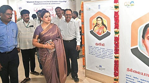 சர்வதேச மகளிர் தினத்தையொட்டி, சென்னை, அம்பத்தூர் தொழிற்பேட்டையில் உள்ள டாட் ஸ்கூல் ஆஃப் டிசைன் கல்வி நிறுவனத்தில் புகைப்படக் கண்காட்சியை தேசிய மகளிர் ஆணைய உறுப்பினர் குஷ்பு நேற்று தொடங்கி வைத்து பார்வையிட்டார். உடன், தகவல் ஒலிபரப்பு அமைச்சகத்தின் தலைமை இயக்குநர் (தென் மண்டலம்) எஸ்.வெங்கடேஸ்வர், மத்திய மக்கள் தொடர்பகம் மற்றும் பத்திரிகை தகவல் அலுவலகத்தின் கூடுதல் இயக்குநர் எம்.அண்ணாதுரை உள்ளிட்டோர். படம்: ம.பிரபு