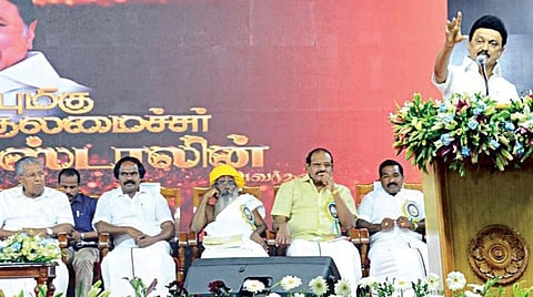 தோள் சீலை போராட்டத்தின் 200-வது ஆண்டு நிறைவு நாளையொட்டி நாகர்கோவிலில் நேற்று நடந்த பொதுக்கூட்டத்தில் பேசினார் முதல்வர் மு.க.ஸ்டாலின். உடன், கேரள முதல்வர் பினராயி விஜயன், சாமிதோப்பு பாலபிரஜாபதி அடிகள் உள்ளிட்டோர். படம்: மு.லெட்சுமி அருண்