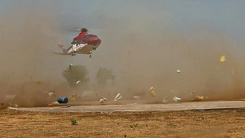 எடியூரப்பா பயணித்த ஹெலிகாப்டர் தரையிறங்குவதில் சிக்கல் ஏற்பட்டதால் பதற்றம்