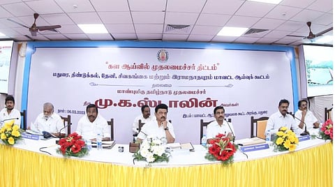 `கள ஆய்வில் முதல்வர்' திட்டத்தின் கீழ் மதுரை ஆட்சியர் அலுவலகத்தில் நேற்று நடந்த ஆய்வுக் கூட்டத்தில் பேசிய முதல்வர் ஸ்டாலின். உடன், அமைச்சர்கள் கே.என்.நேரு, ஐ.பெரியசாமி, தலைமைச் செயலர் இறையன்பு, முதல்வரின் தனிச் செயலர் உதயச்சந்திரன்.