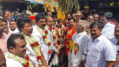 படவிளக்கம்: ஓசூர் சந்திராசூடேஸ்வரர் கோவில் திருவிழாவை முன்னிட்டு மாவட்ட ஆட்சியர் தீபக் ஜேக்கப் மற்றும் எம்பி செல்லகுமார் உள்ளிட்டோர் தேரை வடம் பிடித்து இழுத்து தொடங்கி வைத்தனர்.