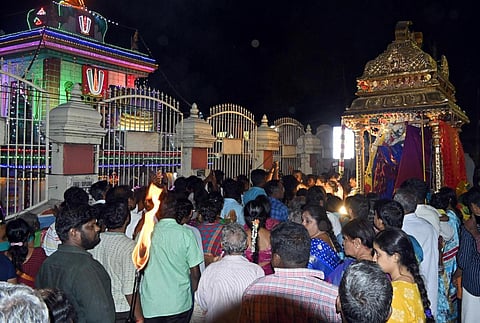 மாசி மகம் | கும்பகோணம் பொற்றாமரை குளம் தெற்கு வீதியில் ஆதிகும்பேஸ்வரர் - சாரங்கபாணி சுவாமிகள் நேர் எதிர் சேவை