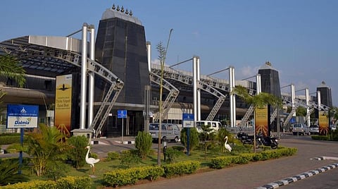 ஆசிய பசிபிக் நாடுகளிலேயே சிறந்ததாக தேர்வு செய்யப்பட்டுள்ள திருச்சி சர்வதேச விமானநிலையத்தின் முகப்புத் தோற்றம்.