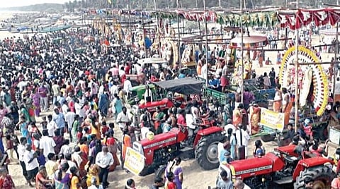 மாசிமகத்தையொட்டி சதுரங்கப்பட்டினம் கடற்கரையில் நடந்த தீர்த்தவாரி உற்சவத்தில் சுற்றுப்புற கோயில்களின் உற்சவ மூர்த்திகள் எழுந்தருளினர். இதில் ஏராளமான பக்தர்கள் சுவாமி தரிசனம் செய்தனர்