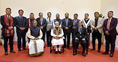 நாகாலாந்தில் பாஜக கூட்டணி அரசு நேற்று பதவியேற்றது. விழாவில் பங்கேற்ற பிரதமர் மோடி, மாநில ஆளுநர் இல.கணேசனுடன் முதல்வர் நெய்பியூ ரியோ மற்றும் அமைச்சர்கள். படம்: பிடிஐ