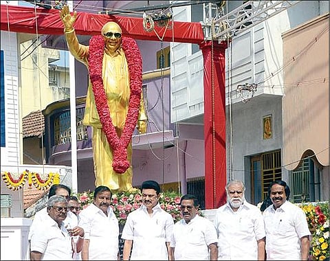 நாகர்கோவிலில் மாவட்ட திமுக அலுவலகத்தில் அமைக்கப்பட்டுள்ள முன்னாள் முதல்வர் கருணாநிதியின் முழுவுருவ வெண்கலச் சிலையை தமிழக முதல்வர் ஸ்டாலின் திறந்து வைத்தார். படம்: மு.லெட்சுமி அருண்.