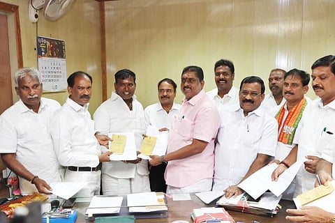 புதுச்சேரி: கவுரவ அட்டைக்காக ரேஷன் அட்டைகளை ஒப்படைத்த அமைச்சர்கள், எம்எல்ஏக்கள் - அதிகாரிகளிடம் காட்டிய கோபம்