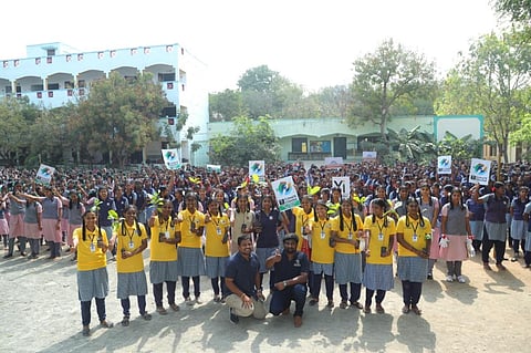 திருமங்கலம் அரசு பெண்கள் மேல்நிலைப்பள்ளி மாணவிகள் 1800 பேருக்கு உலக மகளிர் தினத்தை முன்னிட்டு பழ மரக்கன்றுகள் வழங்கப்பட்டன.