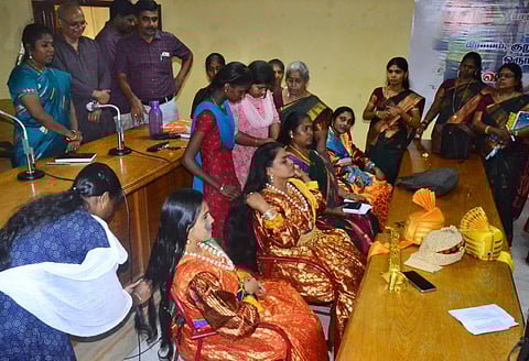 நெல்லை | புற்றுநோய் பாதித்தவர்களுக்காக தலைமுடியை தானமாக வழங்கிய 23 அரசு பெண் பணியாளர்கள்