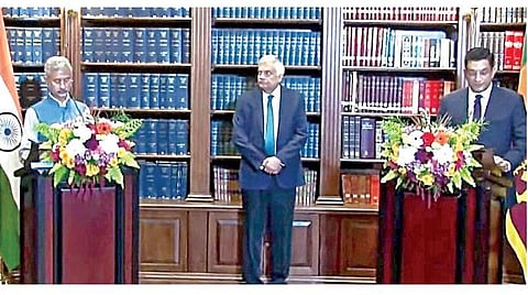 இலங்கை அதிபர் ரணில் விக்ரமசிங்கவை சந்தித்து பேசிய பிறகு அது
குறித்து செய்தியாளர்களிடம் விளக்கும் வெளியுறவு அமைச்சர் ஜெய் சங்கர் மற்றும் அந்நாட்டு வெளியுறவு அமைச்சர் அலி சப்ரி ஆகியோர். (கோப்புப் படம்)