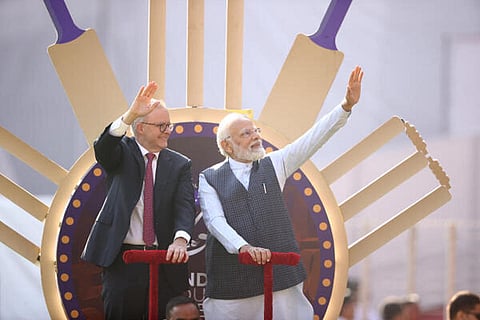 இரு தலைவர்களும் மைதானத்தை வலம் வந்த காட்சி