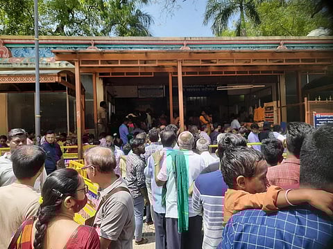 மதுரை மீனாட்சியம்மன் கோயிலுக்குள் செல்போன்களை எடுத்துச் செல்ல அனுமதிக்க வேண்டும் - உள்ளூர் மக்கள் கோரிக்கை