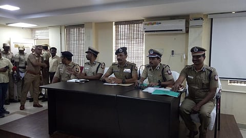 திருப்பூர் மாவட்ட காவல் கண்காணிப்பாளர் அலுவலகத்தில் இன்று நடந்த தொழில்துறையினர் ஆலோசனைக்கூட்டத்தில் பேசிய தமிழக டிஜிபி சைலேந்திரபாபு உள்ளிட்ட போலீஸார். | படங்கள்: இரா.கார்த்திகேயன்.