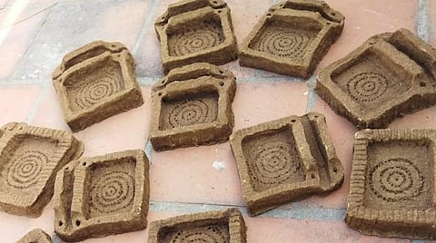 இயற்கை விவசாயி பா.கணேசன் நாட்டு மாட்டுச்சாணத்தில் உருவாக்கும் செல்போன் ஸ்டாண்ட்