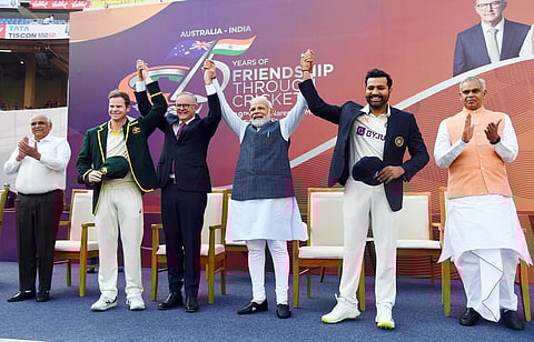 குஜராத்தின் அகமதாபாத்தில் நேற்று நடைபெற்ற இந்தியா, ஆஸ்திரேலியா இடையிலான கிரிக்கெட் டெஸ்ட் போட்டியை பிரதமர் நரேந்திர மோடி, ஆஸ்திரேலிய பிரதமர் அந்தோணி அல்பானீஸ் நேரில் ரசித்தனர். முன்னதாக இரு அணிகளின் கேப்டன்களுக்கு இரு பிரதமர்களும் சிறப்பு தொப்பியை பரிசளித்தனர். படம்: பிடிஐ