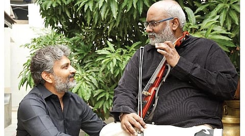 இசையமைப்பாளர் கீரவாணியுடன் இயக்குநர் ராஜமௌலி.