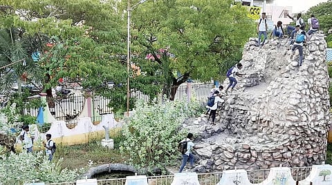 பாளையங்கோட்டை வ.உ.சி. மைதான பூங்காவில் செயற்கை நீரூற்று கட்டமைப்பு பாழடைந்து, புதர் மண்டியுள்ளது.