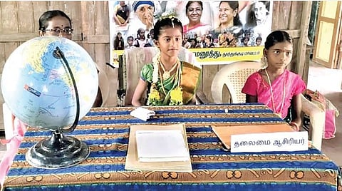 எட்டயபுரம் அருகே ராமனூத்து ஊராட்சி ஒன்றிய ஆரம்பப்பள்ளியில் நடந்த மகளிர் தினவிழாவில், மாணவி ராக்சிதா தலைமை ஆசிரியையாக தேர்வு செய்யப்பட்டார்.