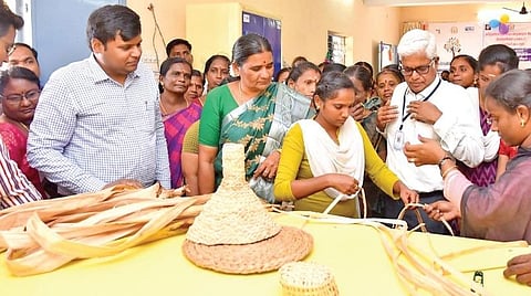 திருநெல்வேலி மாவட்டம் நாங்குநே ரி வட்டத்தில் ராஜாக்கள்மங்கலம் பகுதியில் வாழை நார் பொருட்கள் உற்பத்தி மையத்தை ஆட்சியர் கா.ப.கார்த்திகே யன் தொடங்கி வைத்தார்.