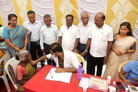 காய்ச்சல் முகாமை தொடங்கி வைத்த அமைச்சர்