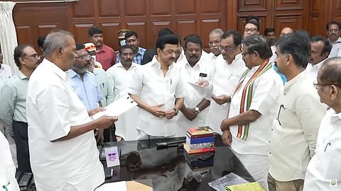 எம்எல்ஏவாக பதவியேற்ற ஈவிகேஎஸ்