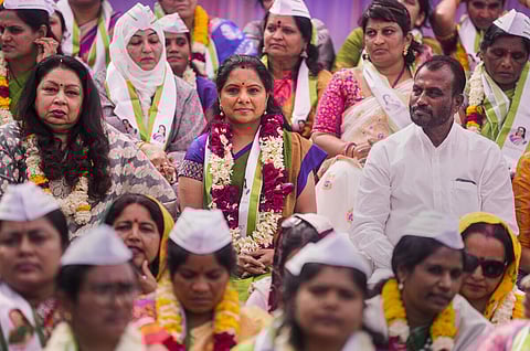 பெண்களுக்கு 33 சதவீத இடஒதுக்கீடு வழங்கும் மசோதாவை நிறைவேற்றக்கோரி டெல்லி ஜந்தர் மந்தரில் நேற்று நடைபெற்ற உண்ணாவிரதப் போராட்டத்துக்குத் தலைமை தாங்கிய தெலங்கானா முதல்வரின் மகள் கவிதா.