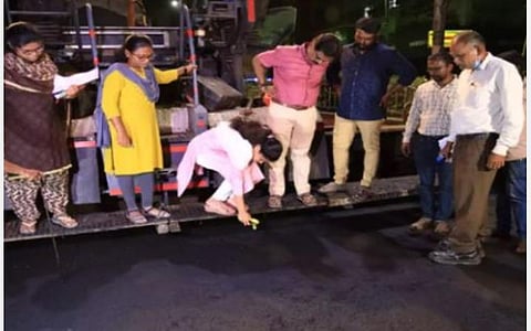 சாலைகள் தரமாக அமைக்கப்படுகிறதா? - அதிகாலையில் சென்னை மேயர் ஆய்வு