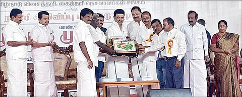 கருமத்தம்பட்டியில் நடைபெற்ற பாராட்டு விழாவில் பங்கேற்ற முதல்வர் மு,க.ஸ்டாலினுக்கு விசைத்தறி சங்கங்களின் கூட்டமைப்பு சார்பில் விசைத்தறி மாடல் நினைவுப் பரிசாக வழங்கப்பட்டது படம்: ஜெ.மனோகரன்