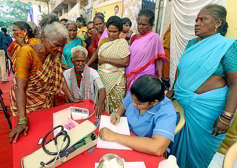 தமிழகம் முழுவதும் நடந்த முகாம்களில் 2,663 பேருக்கு காய்ச்சல் உறுதி