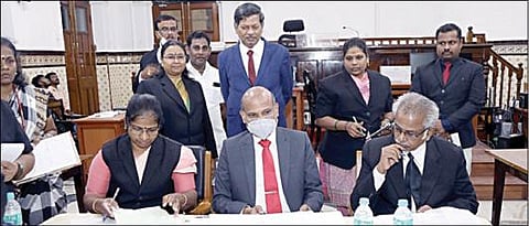 சென்னை உயர் நீதிமன்றத்தில் நேற்று நடைபெற்ற குறிப்பிட்ட நிலுவை வழக்குகளுக்கான தேசிய லோக்-அதாலத்தில் நீதிபதி எஸ்.சவுந்தர் தலைமையிலான அமர்வு வழக்குகளை விசாரித்தது.