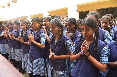 மதுரை மாநகராட்சி ஈவேரா நாகம்மையார் பெண்கள் மேல்நிலைப் பள்ளியில் தேர்வுக்கு முன்பு இறைவணக்கம் செய்த பள்ளி மாணவியர். | படங்கள்: எஸ்.கிருஷ்ணமூர்த்தி.